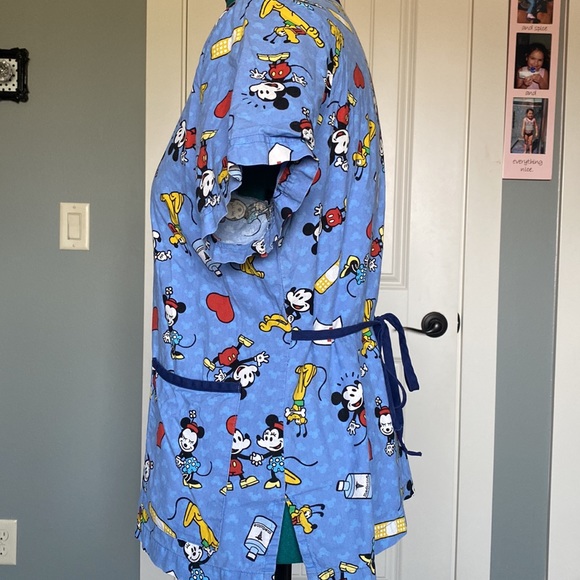 Mickey & Minny Mouse Scrub Top Size Large - Picture 2 of 5